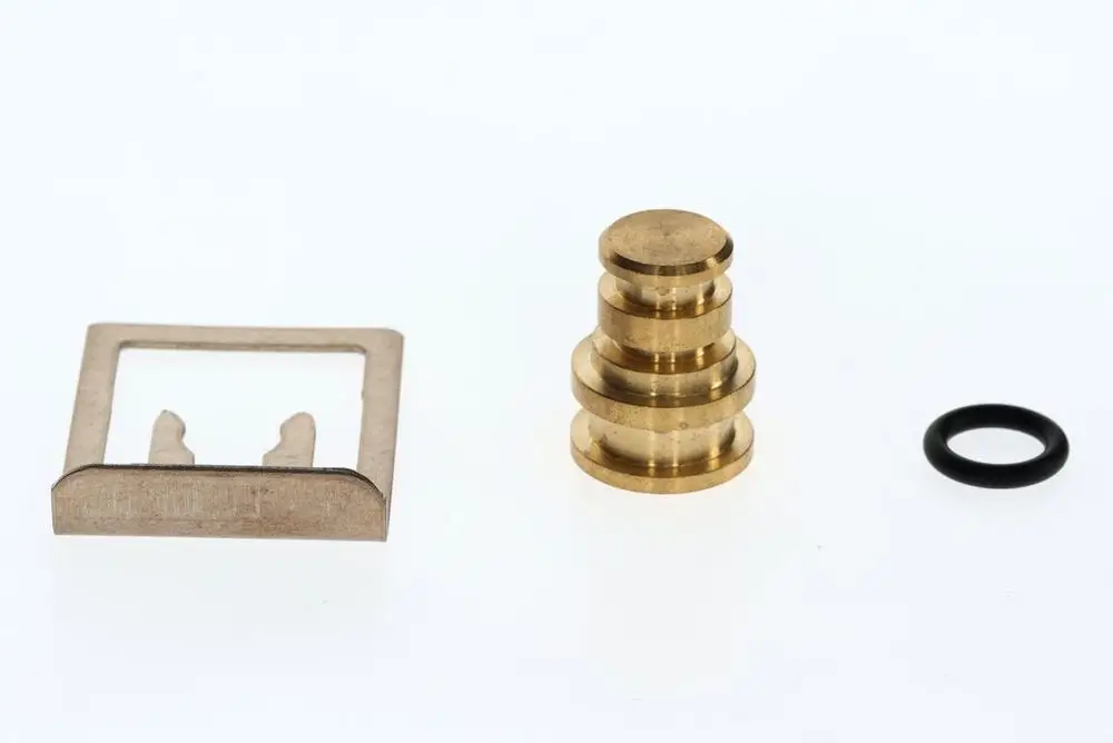 BOSCH Stopfen aus Metall und Kunststoff, bestehend aus einem zylindrischen Teil, einer Halterung und einem O-Ring. Einzelteile liegen auf hellem Hintergrund.